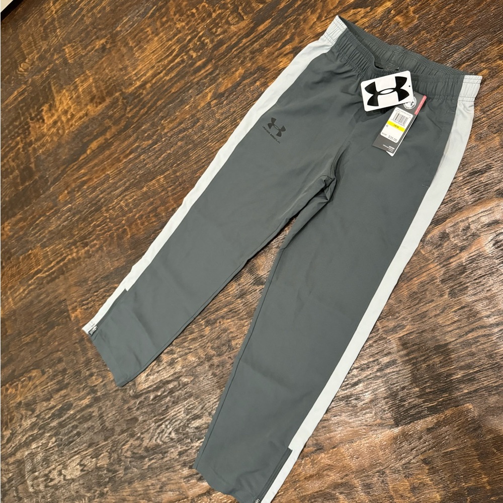 NWT Under Armor warm up pants size medium gray with light gray stripe zip vent